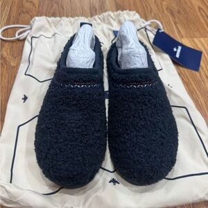 Bombas Dark Navy Fuzzy Slippers size 5 NWT